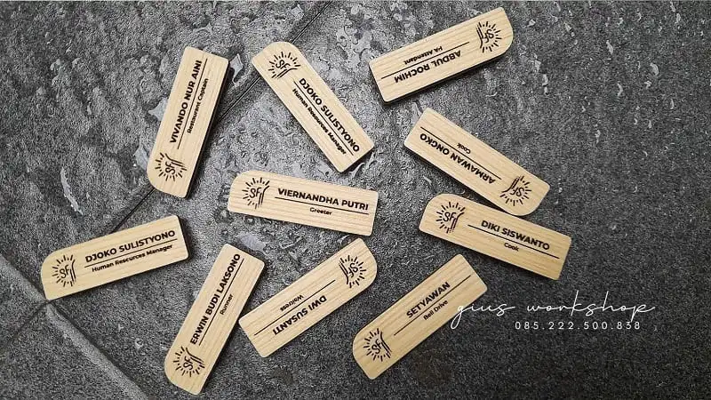 gius workshop jual contoh desain ukuran buat cetak bikin pesan name tag papan nama dada kayu magnet unik sunset fall harga murah jakarta